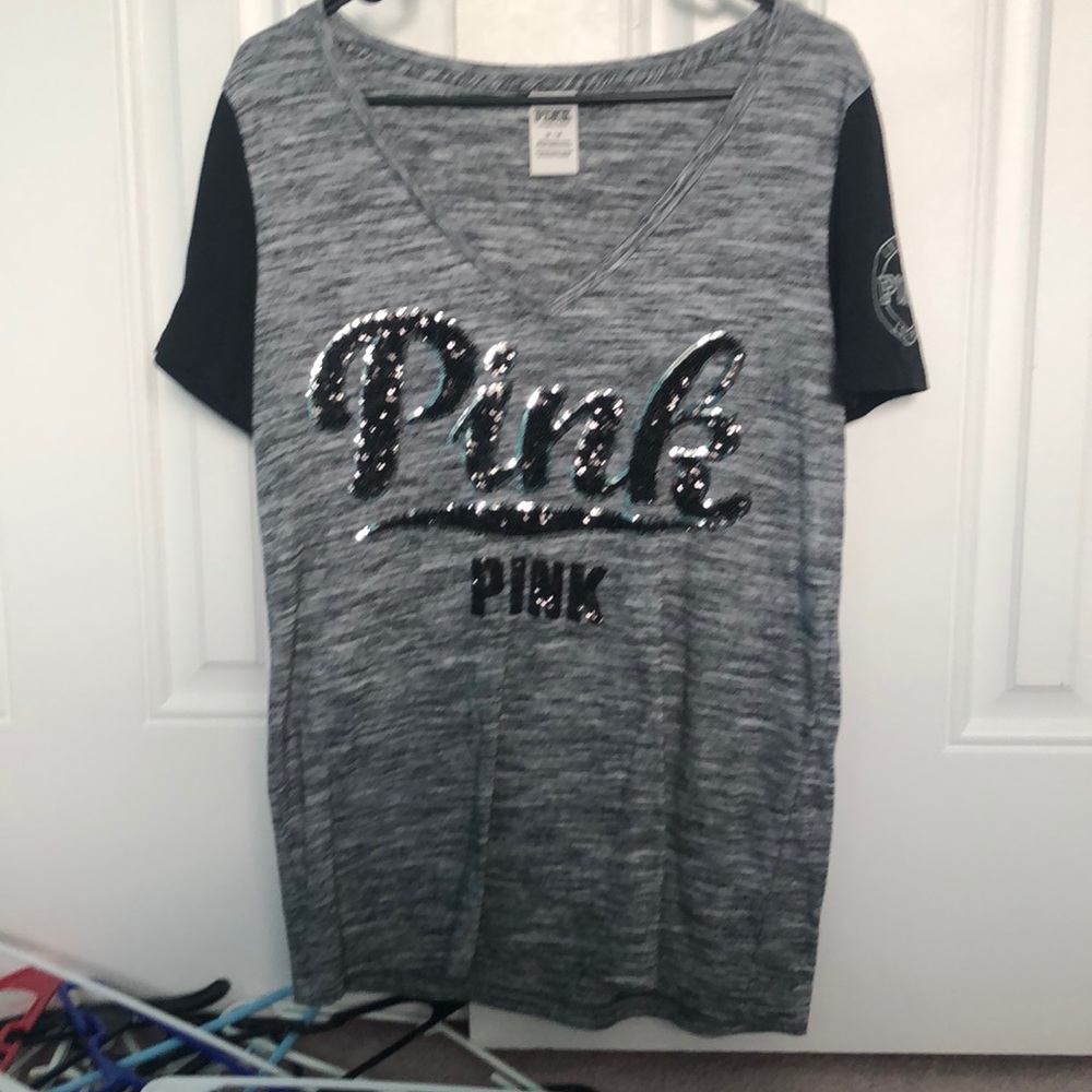 VS Pink t-shirt with logo in sleeve